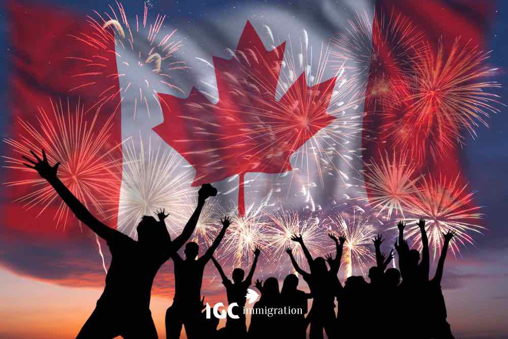 Mọi người vui mừng dưới pháo hoa lễ hội Canada 