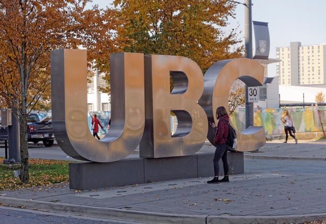 Biển hiệu mặt tiền đại học British Colombia